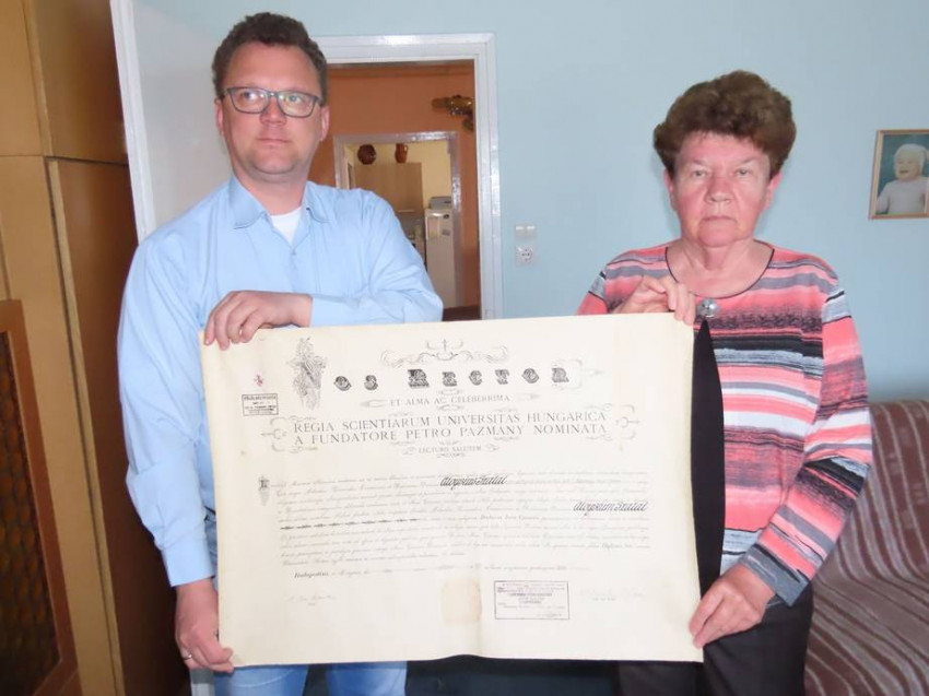 Szalay Balázs kutató és Tóth Lászlóné, a mártír pap unokahúga Szalay Alajos jogi oklevelével