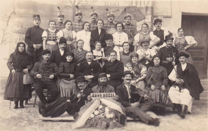 Egy csornai színdarab emléke, középen Szalay Alajos atya, aki betanította az előadást