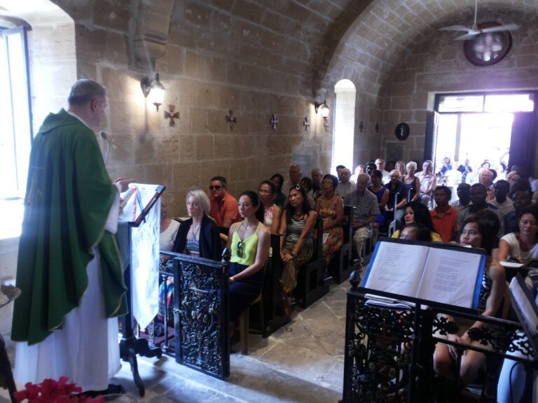 Vasárnapi szentmise, angol nyelvű hívekkel, Keríniában, Ciprus török részén