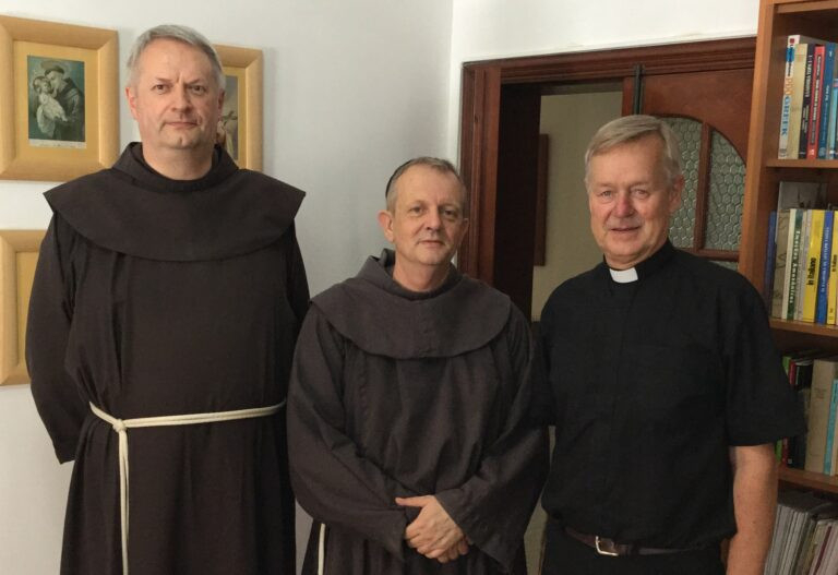 Rodosz: középen John Luke Gregory plébános, jobbra a helybeli finn evangélikus lelkész