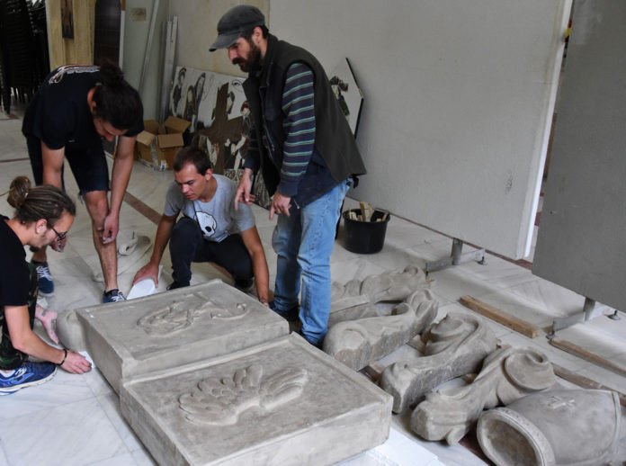 A kilenc négyzetméteres domborművet a darabjaiból illesztik össze.