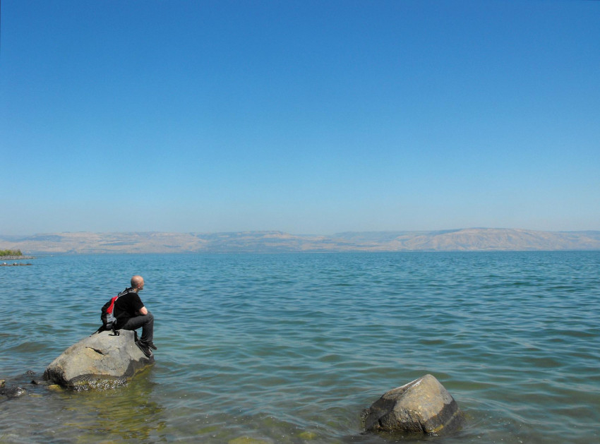 A zarándok szívesen időz a Genezáreti tó partján