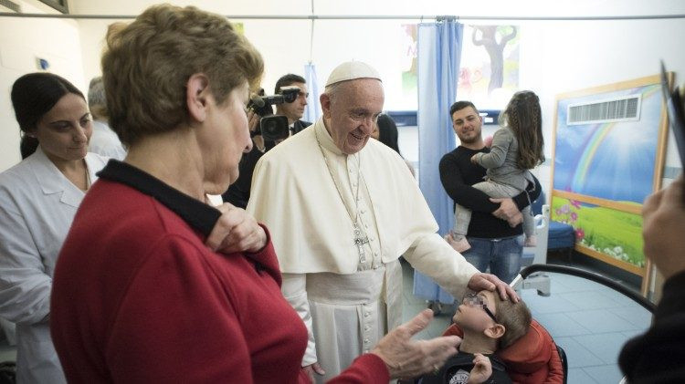 Ferenc pápa a római Gyermek Jézus kórházban