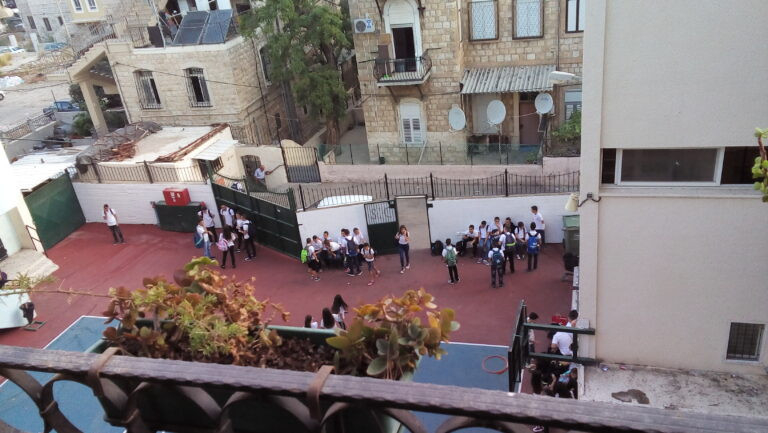 A haifai ferences iskola udvara
