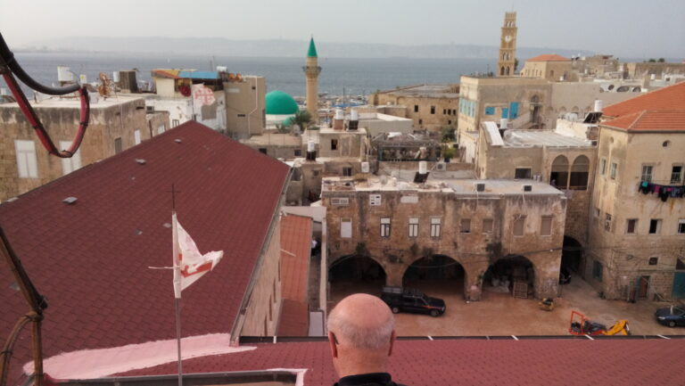 Acriban a ferences iskola és templom a tetőről, a távolban a Haifai-öböl kéklik