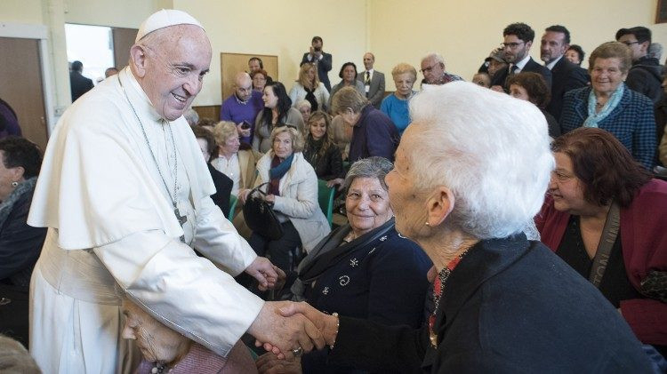 Ferenc pápa a római Corviale negyedben tett látogatásakor az idősek körében (Vatican News)
