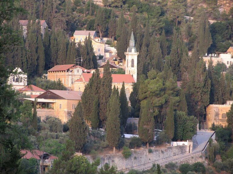 Ain Karem, a völgy túloldalán a Visitatio kolostora, Szűz Mária itt látogatta meg Erzsébetet.