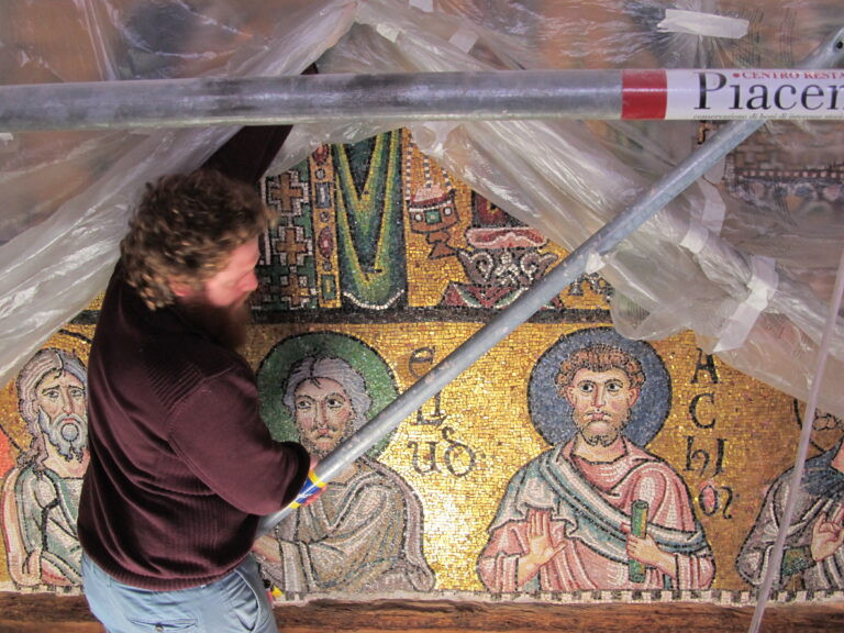 Paolo, a művezető „föllebbenti a fátylat” a felújított mozaikokról: Krisztus családfája Máté szerint: jobbról balra Achim, Eliud, Eleázár.