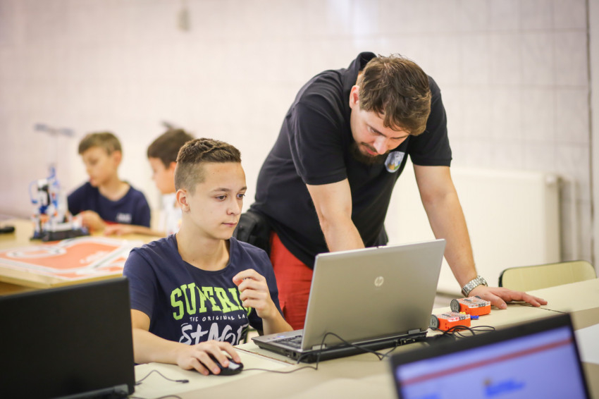 László odaadóan tanítja a gyerekeket