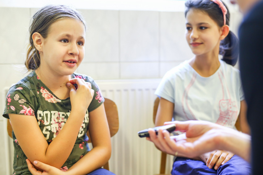 Réka hattyút rajzolt a robottal