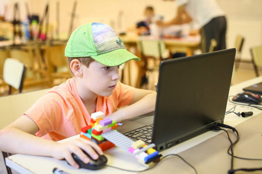 Dávid nemrég még olvasni tanult.