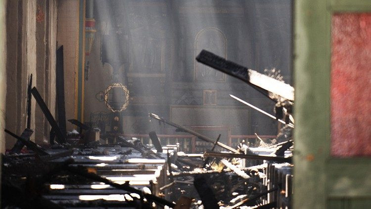 2020.07.17 Missione San Gabriele. Foto del incendio 11 luglio, con il vescovo Mons. David O’Connell, Vescovo ausiliare della regione pastorale di San Gabriele. Vandálok felgyújtották a Szent Gábor missziós templomot Los Angelesben.