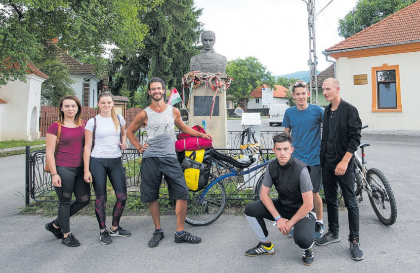 Indulás Csomakőrösről