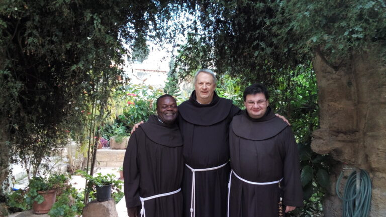 Michael ghánai és Eleazar lengyel testvér, a betániai szent hely őrzői.