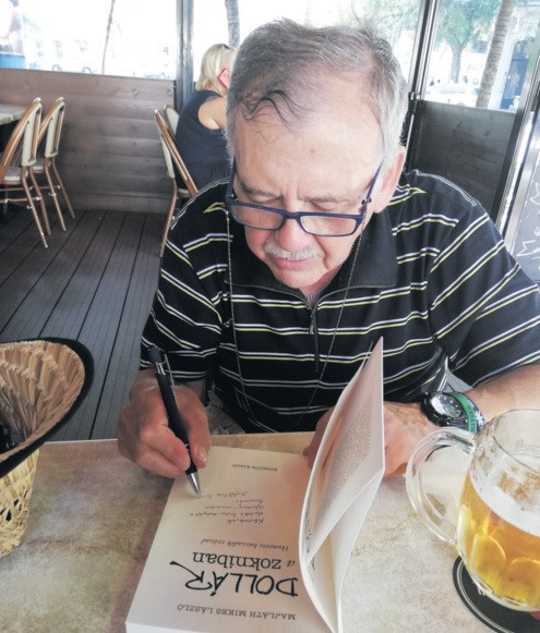 Majláth Mikes László dedikál