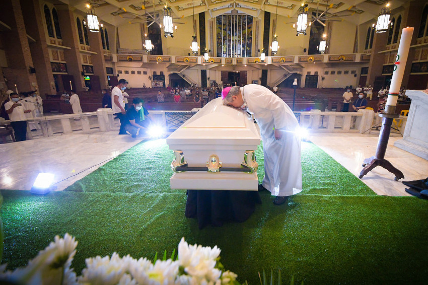 Socrates Villegas érsek elődje, Oscar Cruz érsek koporsójánál augusztus 26-án este a dagupani székesegyházban.