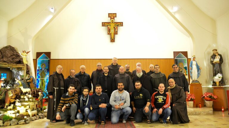 A harisszai közösség, és még öt testvér Szíriából, a jelöltségre készülő arab fiatalemberekkel.