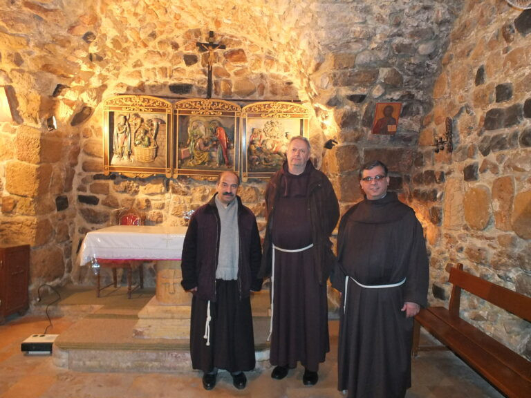 Atef és Raimondo atyákkal az Ananiás Háza emlékhely kápolnájában, Damaszkuszban.