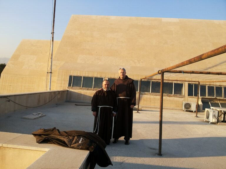 Antonio atyával a Szent Pál Megtérése kolostor tetőteraszán, Damaszkuszban.
