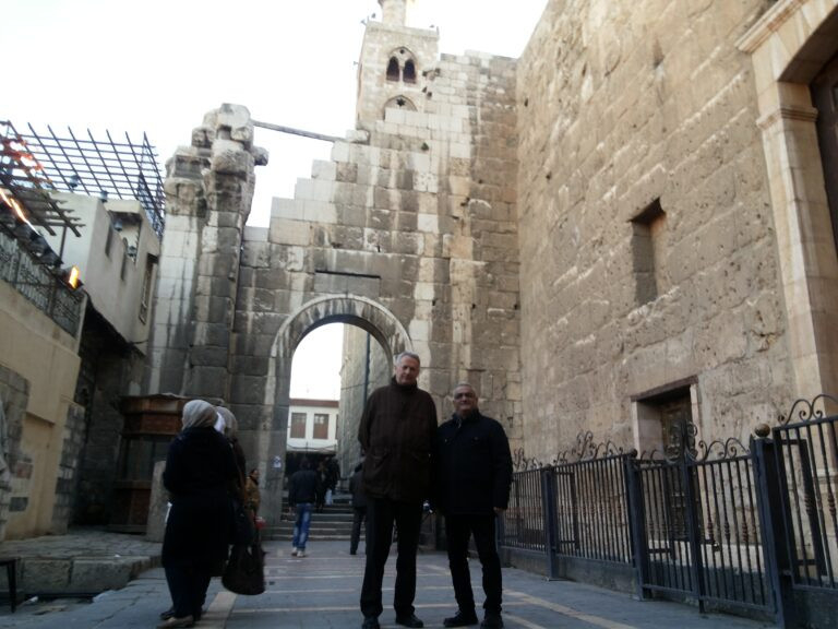 Simon Herro atyával az Omájjád-mecset tövében, Damaszkuszban.