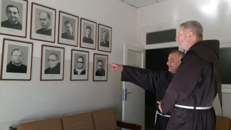 Rasíd megmutatja az iskolát alapító ferenceseket Ammanban.