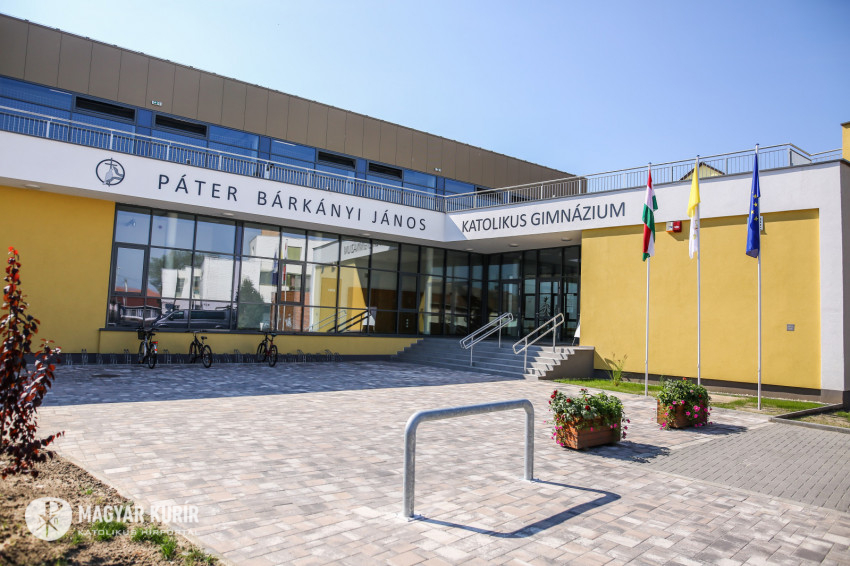 Marton Zsolt Megyespuspok Megaldotta A Szecsenyi Barkanyi Janos Iskola Uj Epuletet Magyar Kurir Katolikus Hirportal