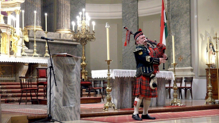 Skót duda szól a budapest-terézvárosi Avilai Nagy Szent Teréz-templomban a 2019-es fesztiválon