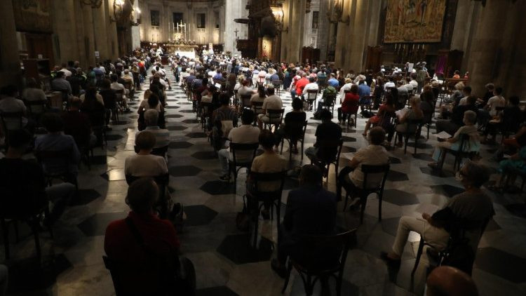 Vigília Roberto atyáért a comói dómban.