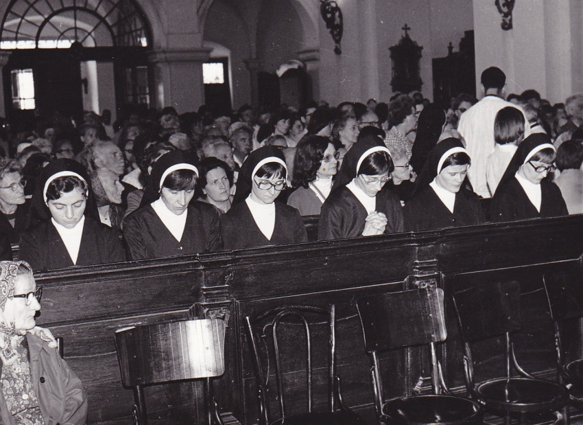 Az örökfogadalom (Adrien nővér az első sor bal szélén)