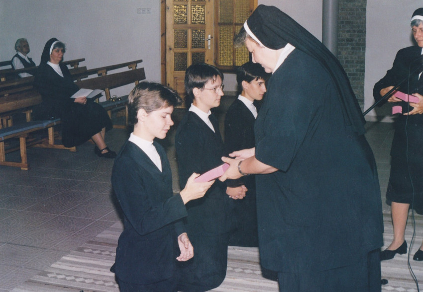 Tartományfőnöknőként, fiatal nővérek beöltözésén