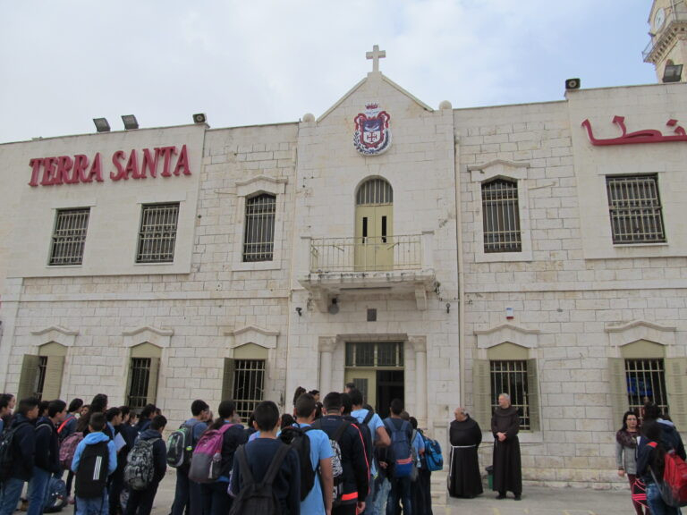 A ramlai iskola udvarán reggel, tanítás előtt