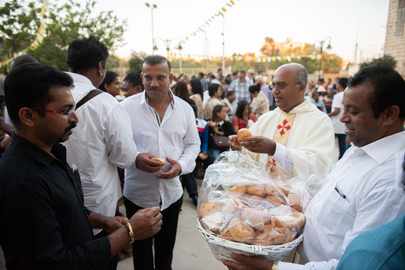 Szent Antal ünnepén a búcsús szentmise után a másik jaffai ferences templomban osztják a megáldott kenyeret indiai híveknek