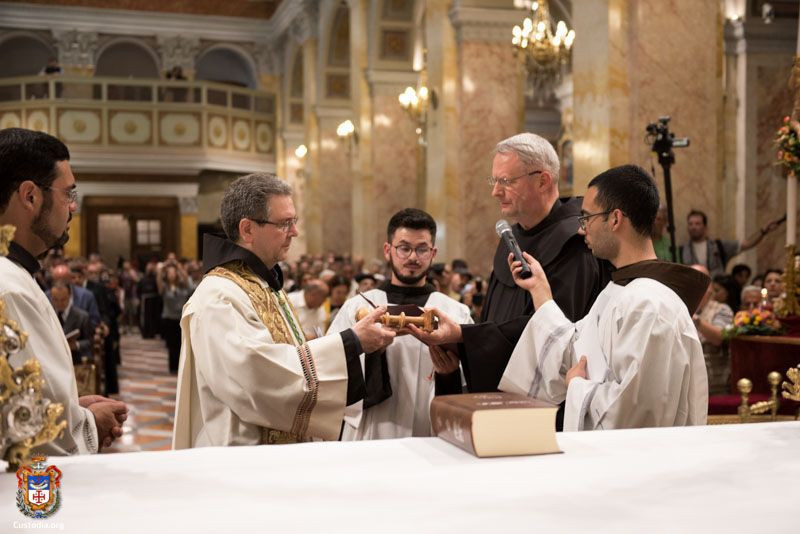 Az új kusztos átveszi a Kusztódia nagy pecsétjét a vizitátortól.