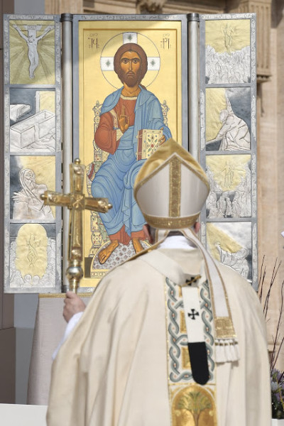 Ferenc pápa az új ikon előtt