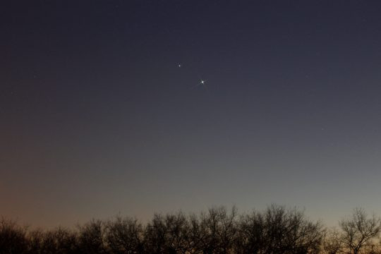 A Jupiter és a Szaturnusz párosa 2020. december 1-jén este Debrecenből. (Cseh Viktor felvétele)