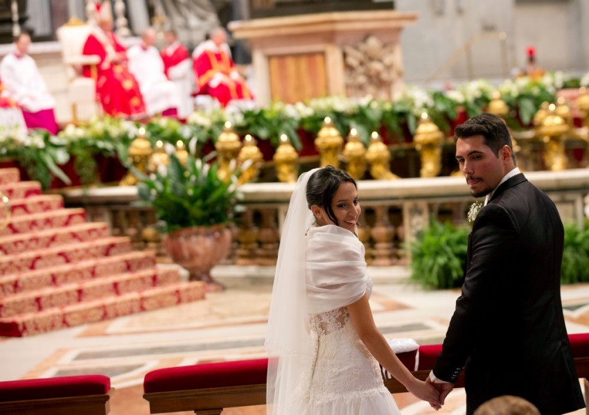 Ferenc pápa 2014 szeptemberében húsz párt adott össze a Vatikánban.