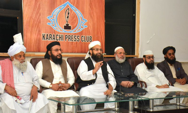 Tahir Mehmud Asrafi (középen) egy 2020 októberében tartott sajtótájékoztatón Karacsiban.