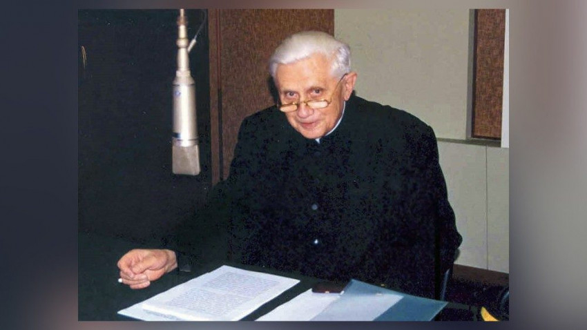 Joseph Ratzinger, a későbbi XVI. Benedek pápa a mikrofonnál