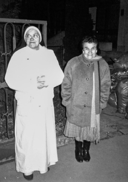 Imelda nővér (balra) és Győrvári Edith – a zágrábi domonkos nővérek segítséget kértek a Szombathelyi Egyházmegyei Karitásztól, így jutott ki a karitász első segélyszállítmánya Horvátországba