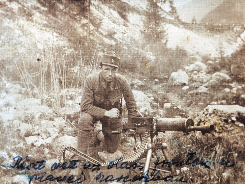 Balogh Ferenc az olasz fronton, a 40., „Fokos” hadosztály géppuskásaként, lángrejtővel felszerelt Schwarzlose M.07/12 géppuskával (1917–1918)