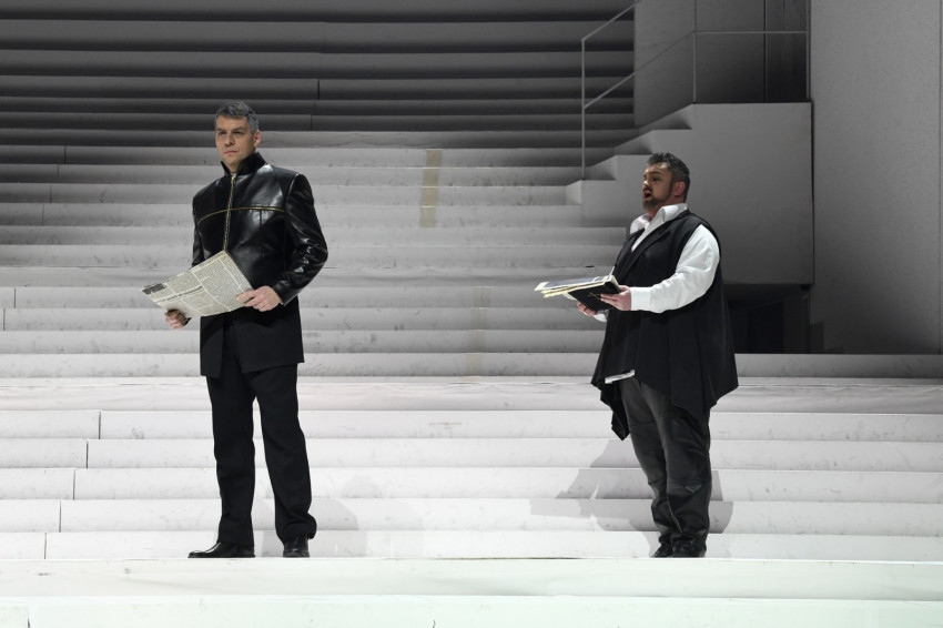 Az új Don Carlos Fülöp királyaként, az Erkel Színházban (Fotó: Ligeti Edina)