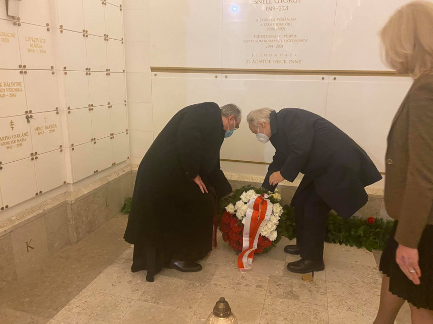 Horváth Zoltán és Jerzy Snopek koszorút helyeznek el Snell György sírjánál.