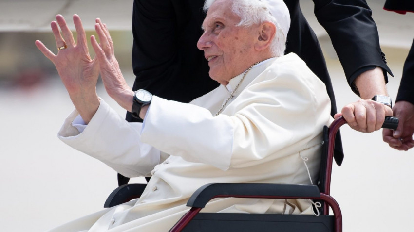 Az emeritus pápa beteg testvére meglátogatásakor 2020. június 18-án.