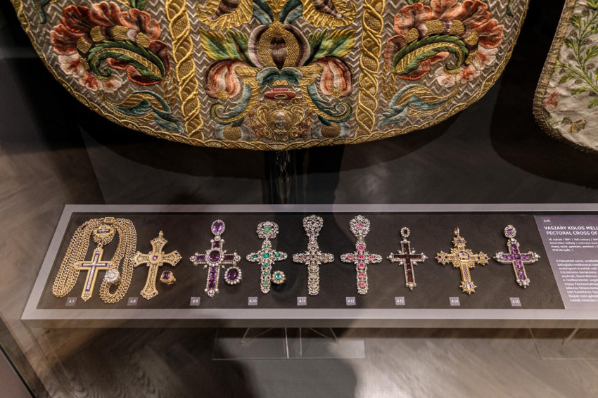 Püspöki palást és mellkeresztek