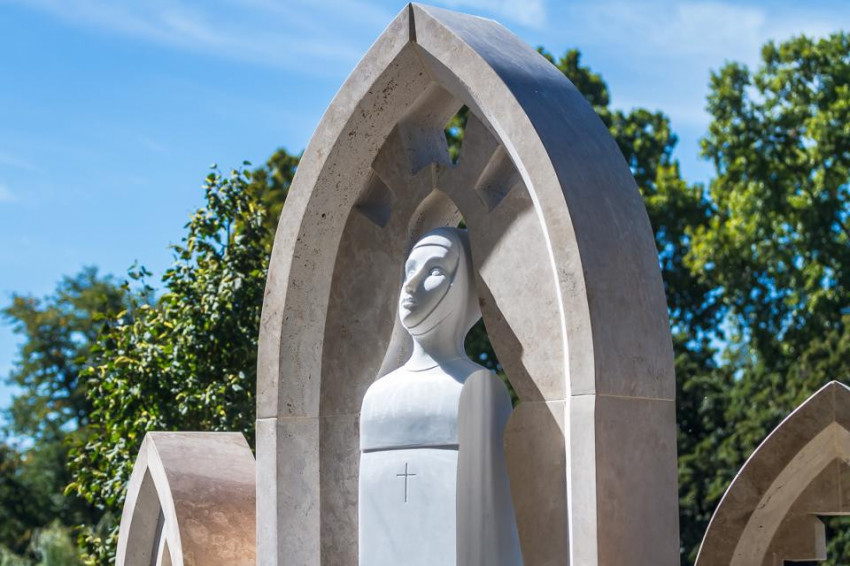 Szent Margit fohásza Magyarországért a győri Püspökvár kertjében