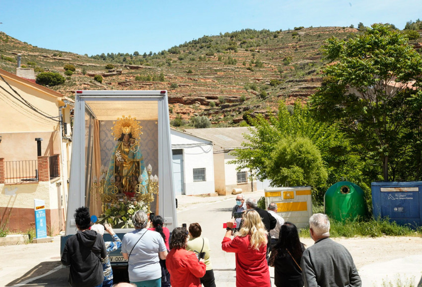 A kegyszobor mobil változata járja a településeket.