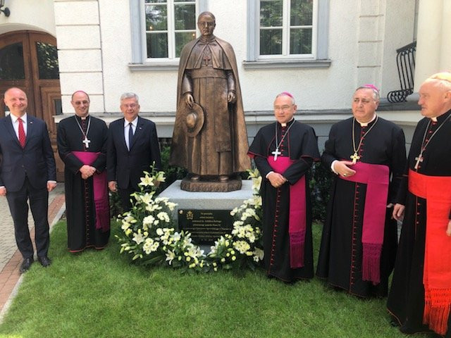 2019-ben állítottak szobrot Achille Ratti bíborosnak a varsói nunciatúra kertjében.