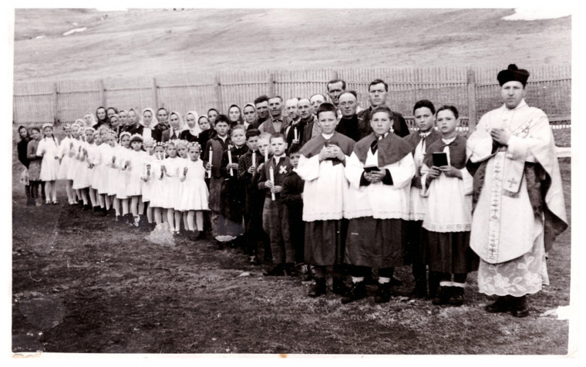Elsőáldozás 1961-ben Háromkúton Bodó Péter plébánossal. Fotó: Örmény Katolikus Plébánia Gyergyószentmiklós Facebook-oldal