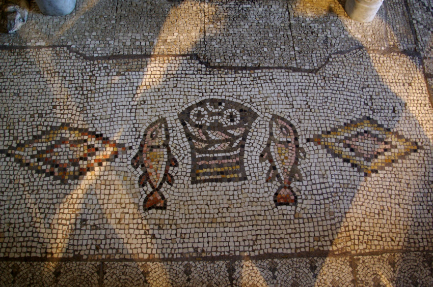 Tabgha (Izrael, a csoda feltételezett színhelye) 4. századi ókeresztény templomának padlómozaikja (Fotó: Wikimedia Commons)