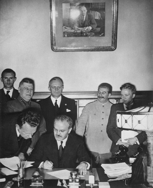 A német–szovjet határ- és baráti szerződés megkötése 1939. szeptember 28-án. Richard Schulze (Ribbentrop segédtisztje), Borisz Shaposhnikov (a Vörös Hadsereg vezérkari főnöke), Joachim von Ribbentrop, Josef Sztálin, Vlagyimir Pavlov (szovjet fordító)